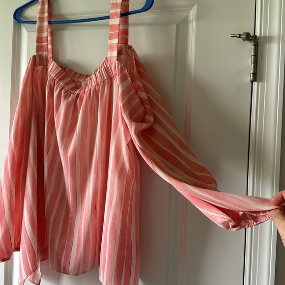 Vince Camuto/NWT flowy open shoulder top/size Lg - Picture 3 of 5